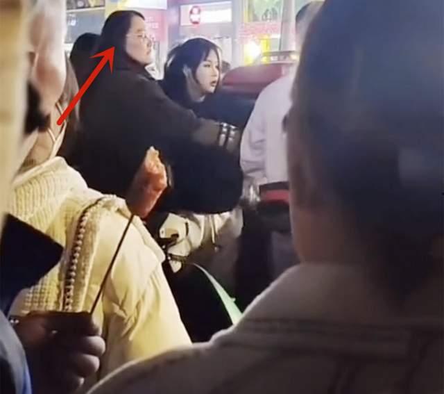 吃瓜网红打架事件视频在线观看,一场网络暴力引发的血案  第1张